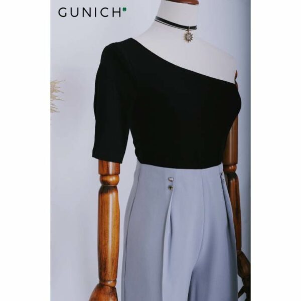 Áo thun đen lệch vai Gunich