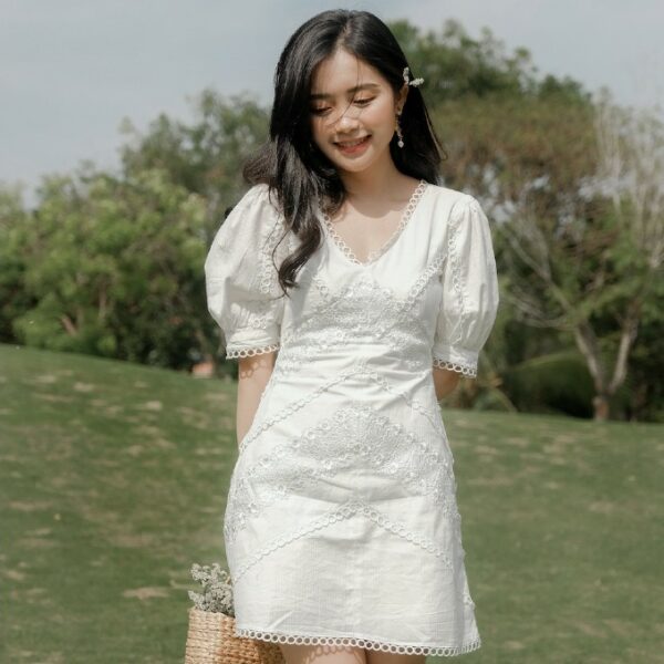 XIPI - Đầm Trắng Ngắn Cổ V Tay Phồng Phối Ren - Hình ảnh 2