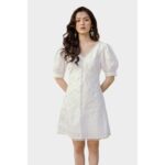 XIPI – Đầm Trắng Ngắn Cổ V Tay Phồng Phối Ren