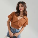 Áo croptop cổ V thêu hoa bo eo nữ Air Space 2210121018