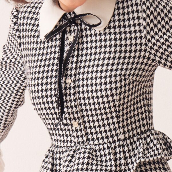 BLEUBIRD Váy liền vải tweed hoạ tiết caro houndstooth buộc nơ NINA DRESS - Hình ảnh 5
