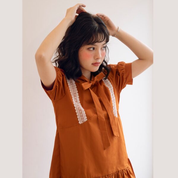 BLEUBIRD Váy vải thô dáng xoè cổ buộc nơ phối ren SUNDAE DRESS - Hình ảnh 2