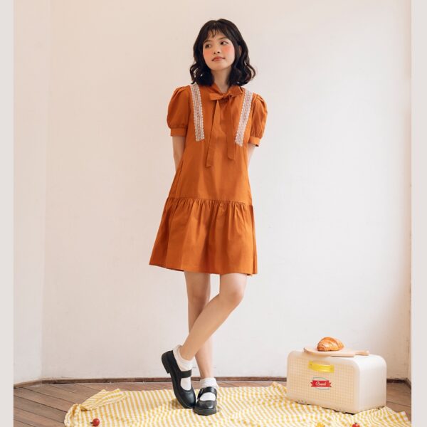 BLEUBIRD Váy vải thô dáng xoè cổ buộc nơ phối ren SUNDAE DRESS - Hình ảnh 3