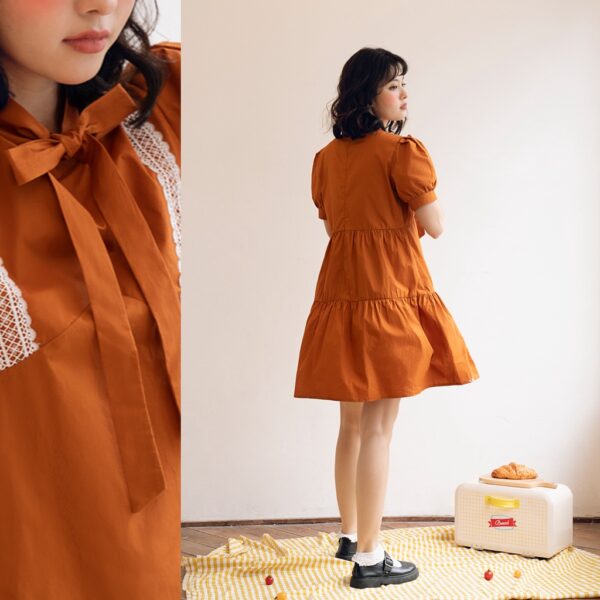 BLEUBIRD Váy vải thô dáng xoè cổ buộc nơ phối ren SUNDAE DRESS - Hình ảnh 4
