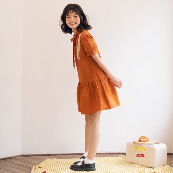 BLEUBIRD Váy vải thô dáng xoè cổ buộc nơ phối ren SUNDAE DRESS - Hình ảnh 5