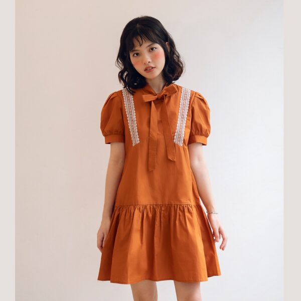 BLEUBIRD Váy vải thô dáng xoè cổ buộc nơ phối ren SUNDAE DRESS - Hình ảnh 6