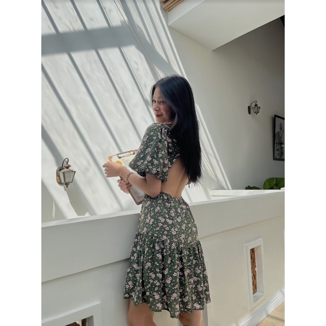 Đầm kiểu hở lưng thắt nơ cổ sau tay phồng lai váy nhún thời trang GAGO hoạ tiết hoa nhí xanh lá GG3780