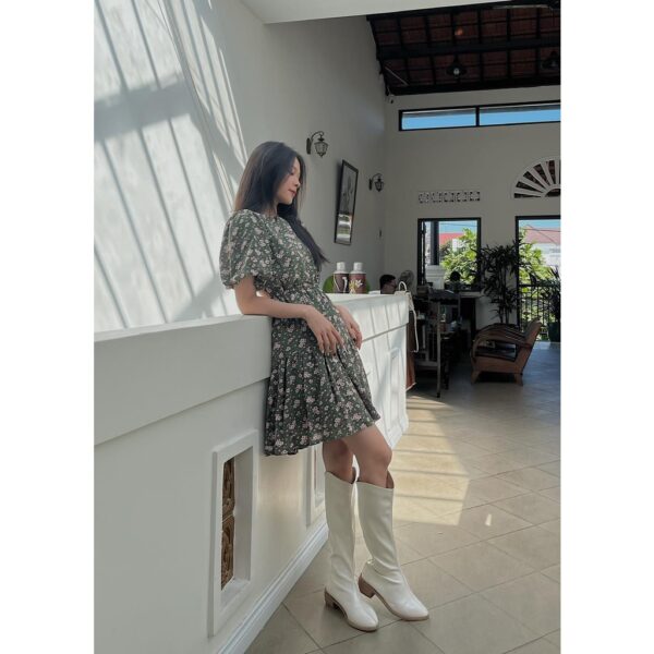 Đầm kiểu hở lưng thắt nơ cổ sau tay phồng lai váy nhún thời trang GAGO hoạ tiết hoa nhí xanh lá GG3780 - Ảnh 3