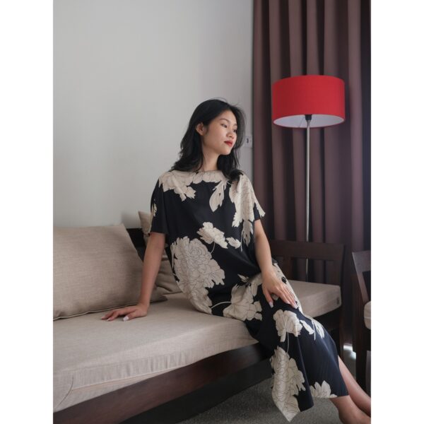 Đầm lụa cổ thuyền xẻ tà hoạ tiết hoa mẫu đơn Mauve Signature Dress - Hình ảnh 3