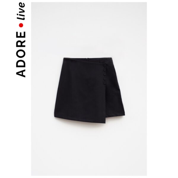 Quần short giả váy khuy bọc lệch vạt màu đen 2LCV3005 ADORE DRESS