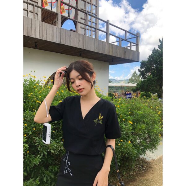 TIELA Áo thêu hoa trên ngực - Hình ảnh 3
