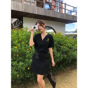 TIELA Áo thêu hoa trên ngực