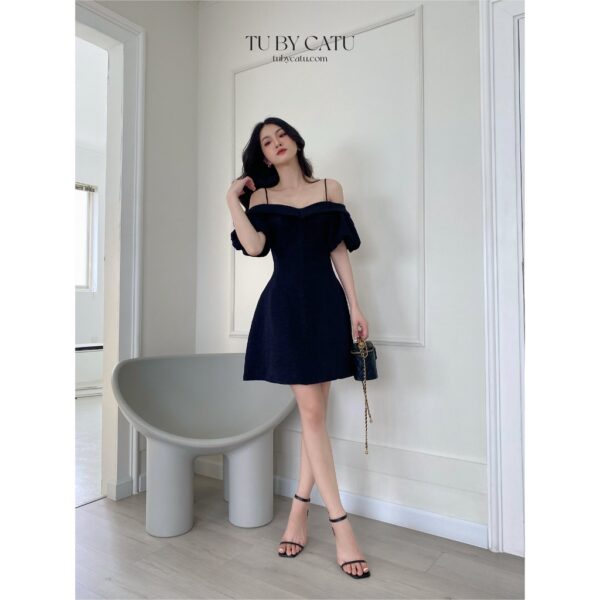 TUBYCATU | Đầm đen bẹt vai tay phồng - Ảnh 2