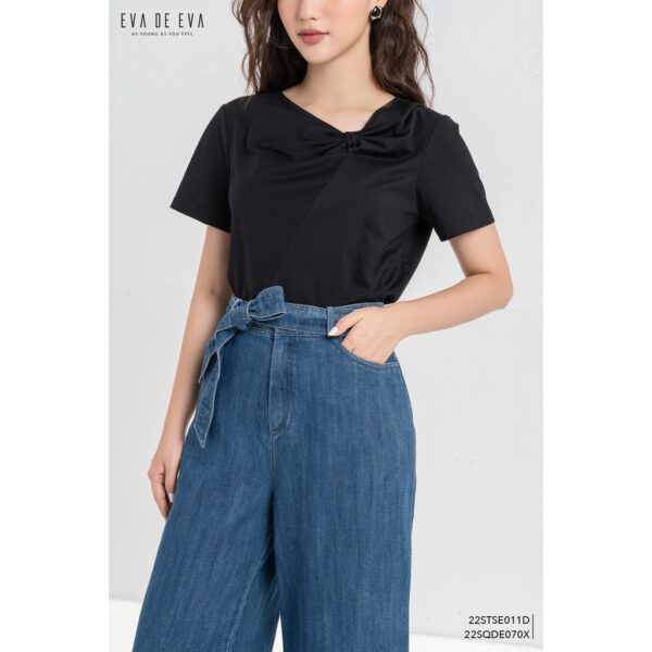Áo thun nữ đen trơn tay ngắn cổ nơ lệch Eva de Eva 22STSE011D - Hình ảnh 3