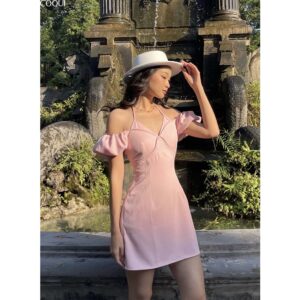 COQUI Váy hồng trễ vai sexy tay phồng cúp ngực Rose Dress