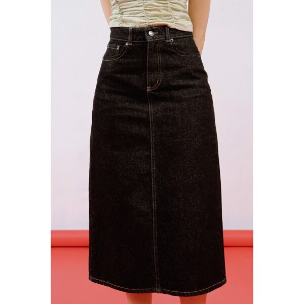 LIBÉ - Chân váy denim màu đen dài qua gối có năm túi - Hình ảnh 4