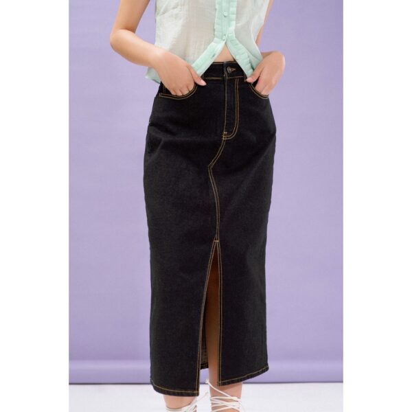 LIBÉ - Chân váy denim màu xanh đen dài qua gối có năm túi và xẻ lai thân trước - Ảnh 2