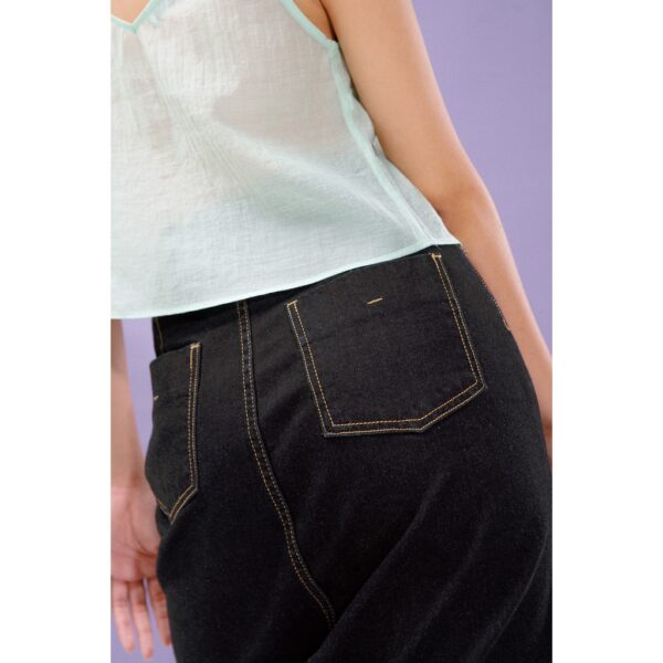 LIBÉ - Chân váy denim màu xanh đen dài qua gối có năm túi và xẻ lai thân trước - Ảnh 4
