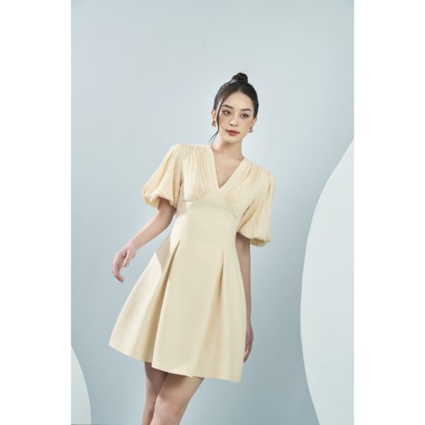 MOLLYNISTA - Đầm Bethany kem cổ tim phối sọc gân tay nấm quyến rũ nữ tính thiết kế cao cấp đi chơi đi tiệc gợi cảm - Hình ảnh 3