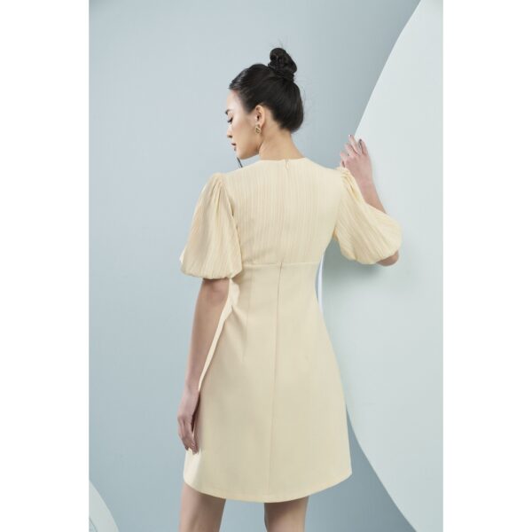 MOLLYNISTA - Đầm Bethany kem cổ tim phối sọc gân tay nấm quyến rũ nữ tính thiết kế cao cấp đi chơi đi tiệc gợi cảm - Hình ảnh 4