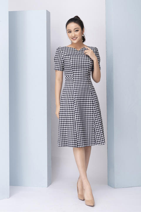 Váy Công Sở Thiết Kế Cao Cấp LUPERI Dáng Ôm Xòe Nhẹ, Cổ Chữ V, Chất Kẻ Hàn Co Giãn LFV3257