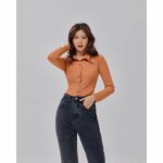 Áo thun Shebyshj cài nút tay dài màu nâu – Sheila Top