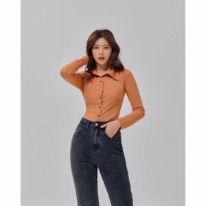 Áo thun Shebyshj cài nút tay dài màu nâu - Sheila Top