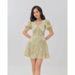 Đầm xòe Shebyshj hoa nhí cổ sen nhọn gài nút trước màu vàng – Yuri Dress