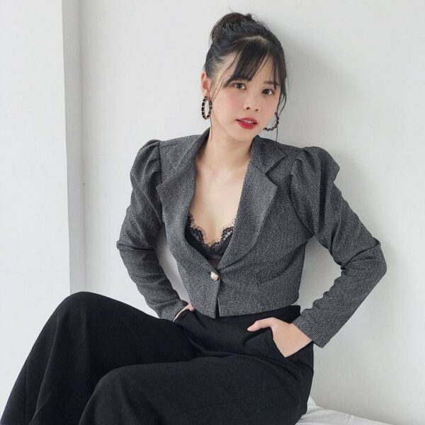 KIOBI– Áo Khoác Ibiza Form Lửng, Cổ Dalton, Dáng Ngắn, Tay Dài Nhún Phồng Cổ Điển, Vải Tweed Mỏng Xàm - Kivs20121Mt