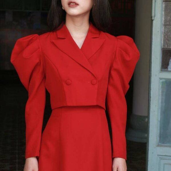 KIOBI– Áo Khoác Ivy Form Lửng, Cổ Dalton, Dáng Ngắn, Tay Dài Xếp Phồng Cổ Điển, Vải Cotton Bố Đỏ - Kivs19111Do