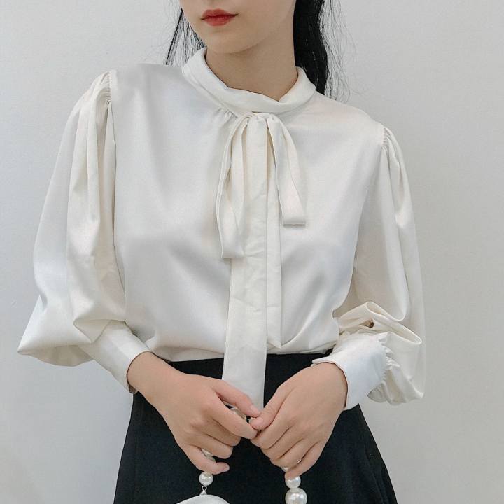 KIOBI- Áo Kiểu Catherine Form Suông, Cổ Sen, Tay Phồng, Dây Nơ Thắt Được Ở Trước & Sau, Vải Lụa Trắng – KIA2143T