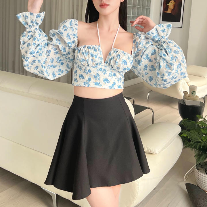 KIOBI – Áo kiểu Chloris form croptop cúp ngực, tay phồng dài nhún thun cổ điển, lưng thun,vải xô thêu xanh – KIA224446HX
