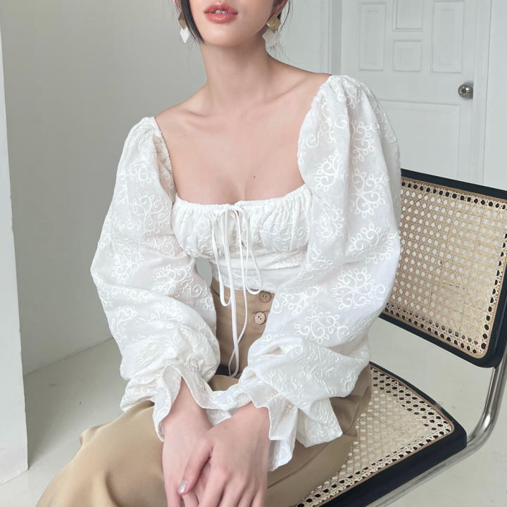 KIOBI – Áo kiểu Chloris form croptop cúp ngực, tay phồng dài nhún thun cổ điển, lưng thun, vải xô thêu trắng – KIA224446HT