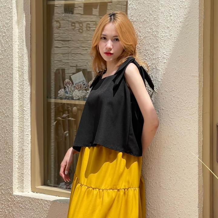 KIOBI– Áo Kiểu Hebe W Bow Form Suông Rộng, Cổ Vuông Sát Nách, Nơ Bản Lớn Đính Trên Vai, Vải Cotton Bố Đen – KIA1972D