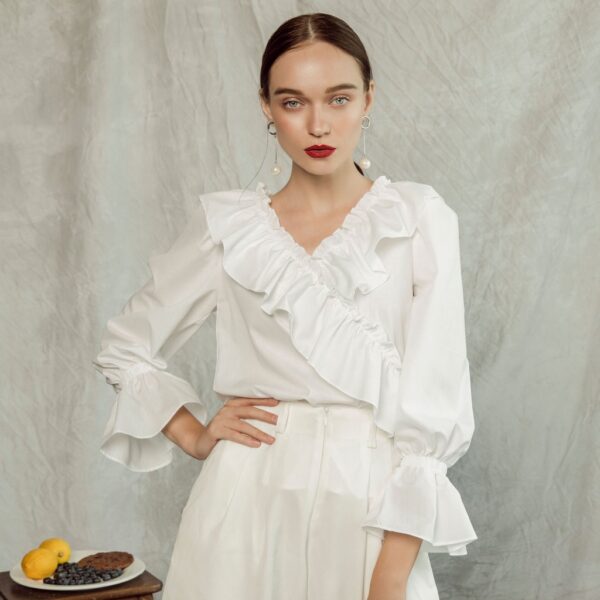 KIOBI- Áo Kiểu Ruffle V-Neck Form Suông Rộng, Cổ V Đắp Bèo, Tay Phồng Bo Thun Nhún Bèo, Vải Kate Silk Trắng - Kia1873T