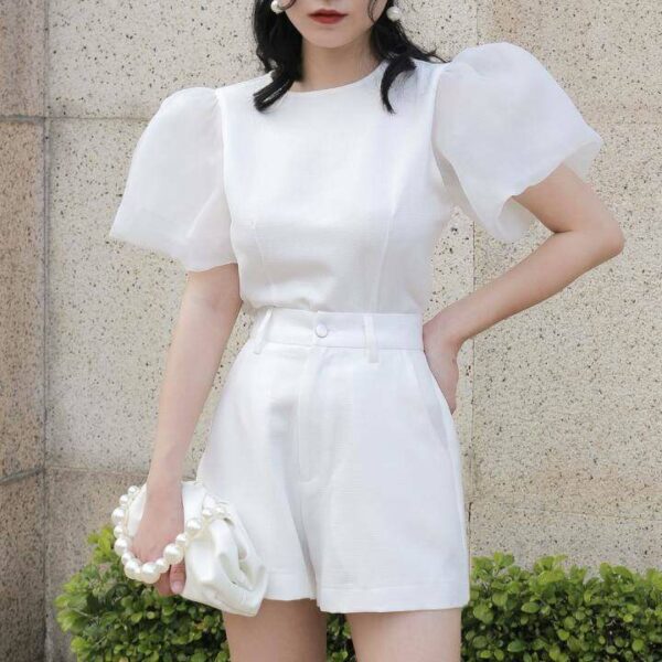 KIOBI– Áo Kiểu Selena Form Ôm Chiết Ben Eo, Cổ Tròn, Tay Phồng Ngắn Phối Organza, Vải Cotton Thái Trắng - Kia20033T