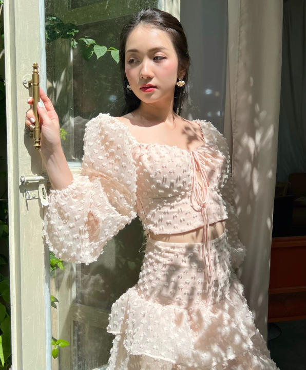 KIOBI – Áo kiểu Trisha form croptop cúp ngực, tay phồng dài bo thun cổ điển, lưng thun, vải organza xô hạt – KIA227339H