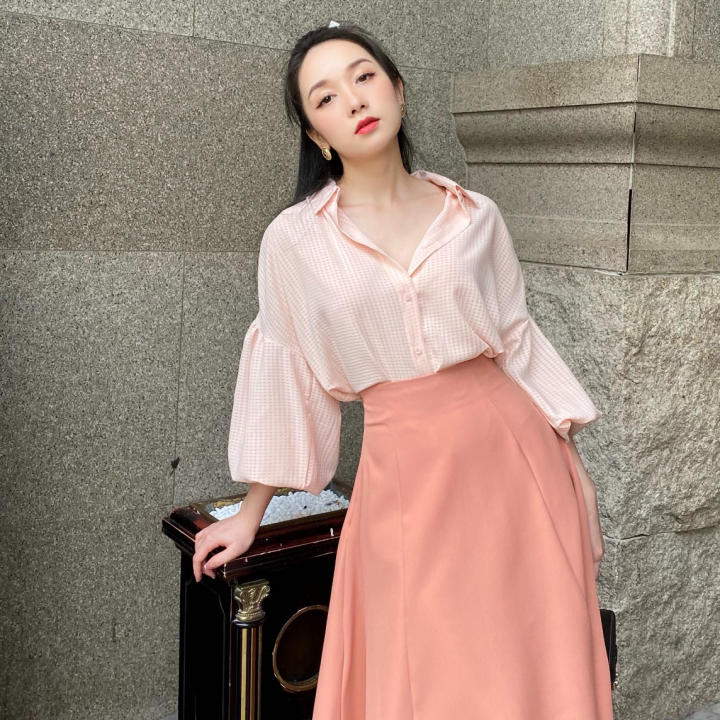 KIOBI– Áo Sơ Mi Alexa Gingham Form Suông Rộng, Dáng Dài, Sệ Vai, Tay Phồng Bo Thun Cổ Tay, Vải Organza Tơ Hồng – KIA28101CRH