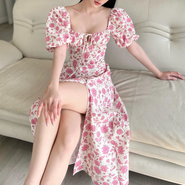 KIOBI – Đầm Chloris form midi ôm cúp ngực, tay phồng ngắn cổ điển, tùng xẻ, lưng thun, vải cotton hoa hồng – KID224169HH