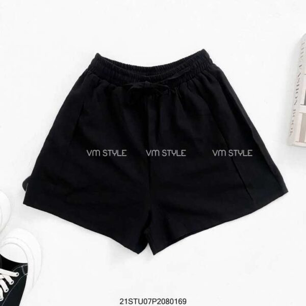 Quần đùi nữ VM STYLE 22STU04P22101 Chất Đũi Cạp Chu Thiết Kế Dây Rút Eo, Ống Suông Thoải Mái, Vải Mát Mẻ Thoáng Khí Cao