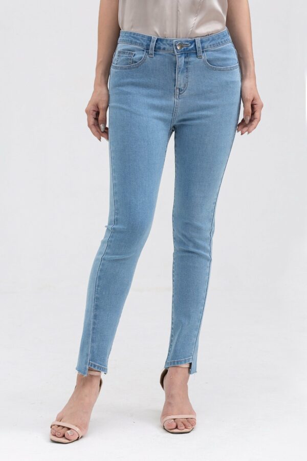 Quần jeans nữ dáng skinny lệch lai FWJN22SS09C