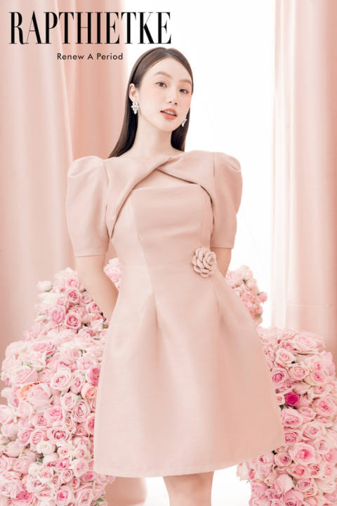 RẬP – Đầm Cổ Chéo Tay Ngắn Thân Xòe Cài Hoa – ANNI 07
