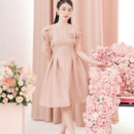 RẬP – Đầm Cổ Tròn Cài Hoa Ôm Eo Tay Xếp – ANNI 16