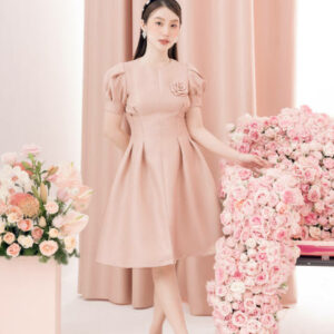 RẬP - Đầm Cổ Tròn Cài Hoa Ôm Eo Tay Xếp - ANNI 16
