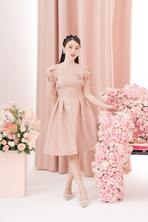 RẬP – Đầm Cổ Tròn Cài Hoa Ôm Eo Tay Xếp – ANNI 16