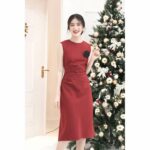 RẬP – Đầm Đỏ Cổ Tròn Không Tay Nhún Eo Cài Hoa Đen – CHRISTMAS 02
