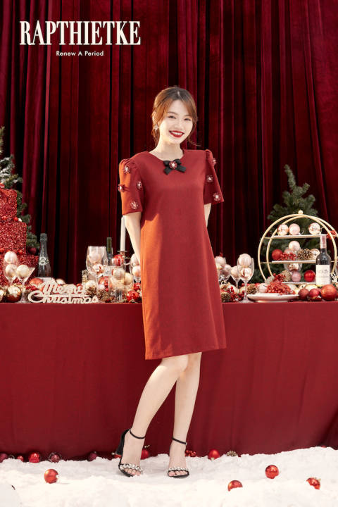 RẬP – Đầm Đỏ Cổ Tròn Tay Đính Hoa Có Nơ Cổ – TWINS 04 ĐỎ