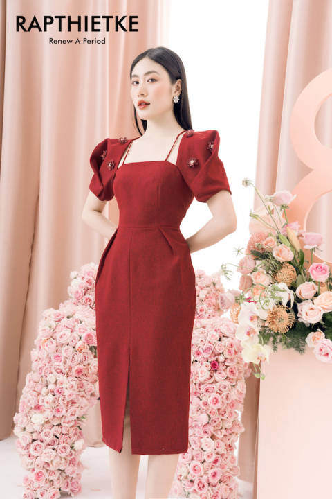 RẬP – Đầm Đỏ Cổ Vuông Tay Đính Hoa Thân Trước Xẻ Tà – JANIE 06
