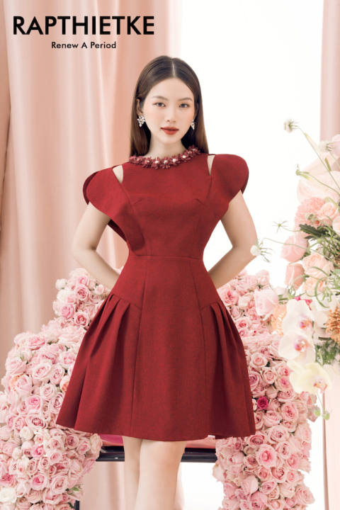 RẬP – Đầm Đỏ Hở Vai Cổ Tròn Cài Hoa Tùng Xòe – JANIE 02
