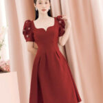 RẬP – Đầm Đỏ Tay Phồng Nhun Vai Cổ Tim Hoa Cài Eo – JANIE 05